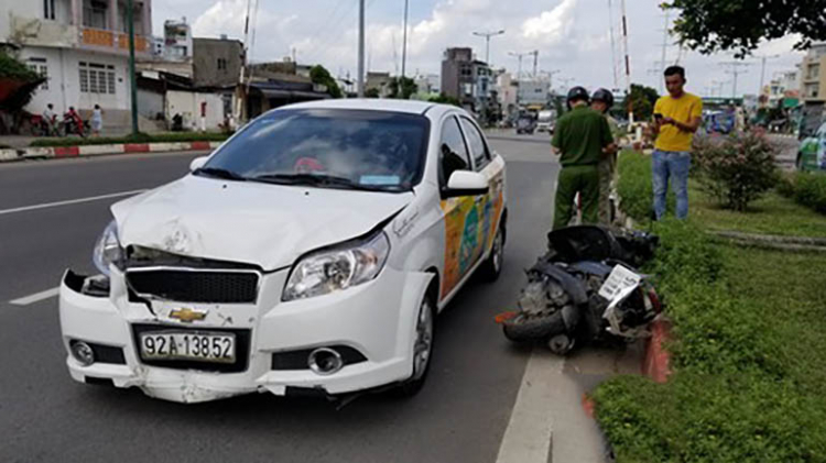 Phạm Văn Đồng: Qua đường sai quy định người đi xe máy bị xe Grab car hất tung hàng chục mét