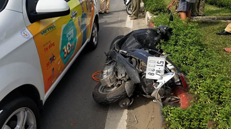 Phạm Văn Đồng: Qua đường sai quy định người đi xe máy bị xe Grab car hất tung hàng chục mét