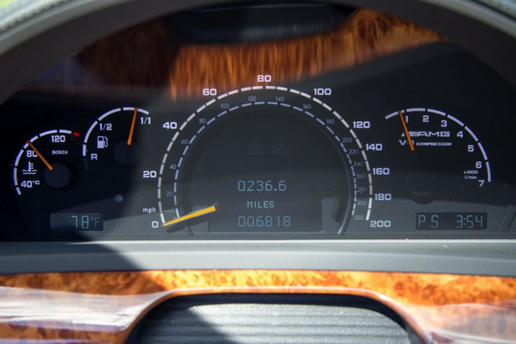 Ngắm ‘’xe cọp’’ Mercedes-AMG S55 đời 2003 lăn bánh chỉ 10.934 km