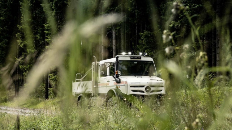 Bộ đôi "quái thú" Mercedes-Benz G-Class và Unimog so dáng trong bộ ảnh mới