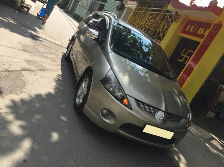 Gia đình dư xe cần bán MITSUBISHI grandis 2007, số tự động, màu vàng cát