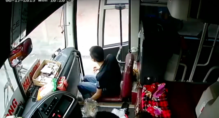 Video: Lái xe nhà xe Cúc Mừng bị đối tượng lạ mặt lên thẳng xe đánh túi bụi