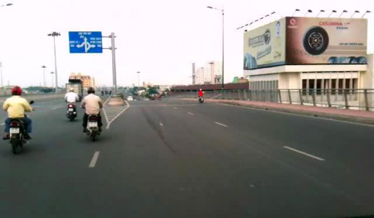 Cầu vượt trên đường Phạm Văn Đồng