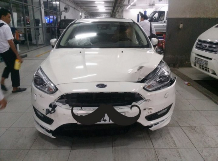 Đâm nặng phần đầu xe, Toyota Camry thế hệ mới không nổ túi khí? Đâm nặng phần đầu xe, Toyota Camry thế hệ mới không nổ túi khí?