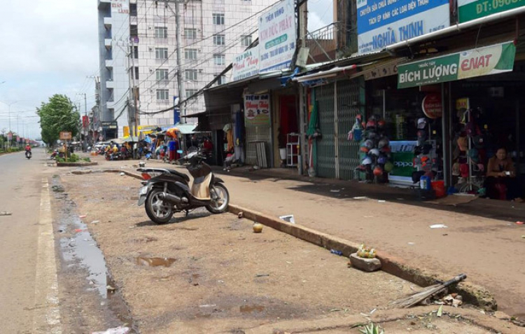 Kinh hoàng: Do tránh người qua đường xe khách lao vào trước chợ cuốn hàng loạt phương tiện vào gầm, 4 người chết