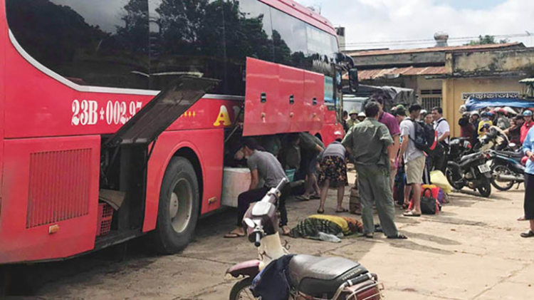 Kinh hoàng: Do tránh người qua đường xe khách lao vào trước chợ cuốn hàng loạt phương tiện vào gầm, 4 người chết