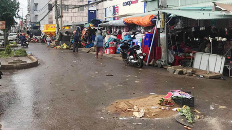 Kinh hoàng: Do tránh người qua đường xe khách lao vào trước chợ cuốn hàng loạt phương tiện vào gầm, 4 người chết