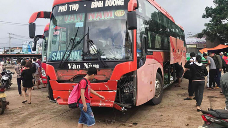 Kinh hoàng: Do tránh người qua đường xe khách lao vào trước chợ cuốn hàng loạt phương tiện vào gầm, 4 người chết