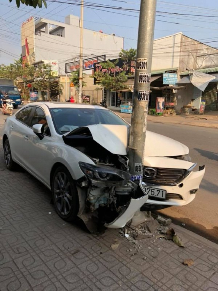Đâm nặng phần đầu xe, Toyota Camry thế hệ mới không nổ túi khí? Đâm nặng phần đầu xe, Toyota Camry thế hệ mới không nổ túi khí?