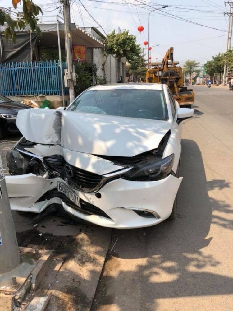 Đâm nặng phần đầu xe, Toyota Camry thế hệ mới không nổ túi khí? Đâm nặng phần đầu xe, Toyota Camry thế hệ mới không nổ túi khí?