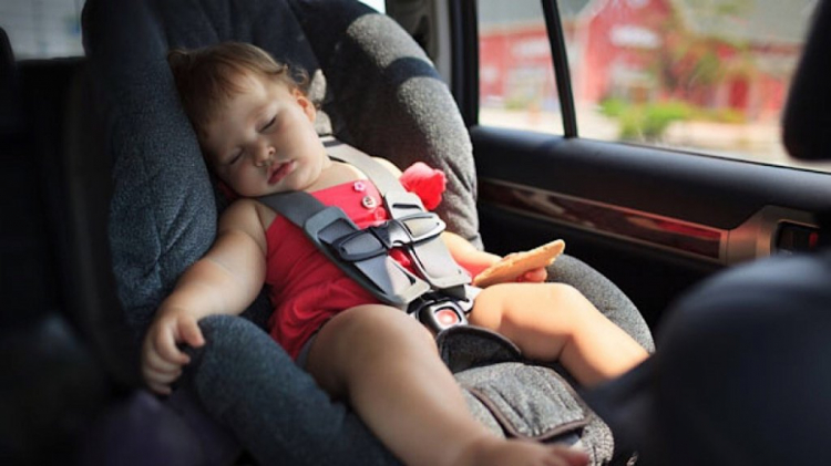 Đừng để trẻ trên xe một mình dù chỉ một phút