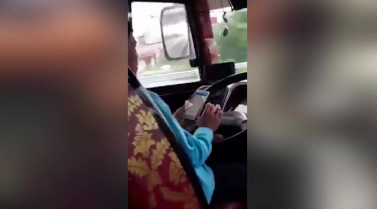 Video: Tài xế xe khách cắm mặt vào facebook khi đang chạy xe với tốc độ cao
