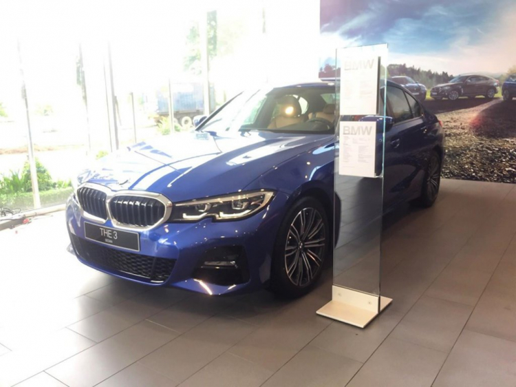 BMW 330i M Sport có giá 2,379 tỷ đồng; cao hơn C300 AMG gần 500 triệu