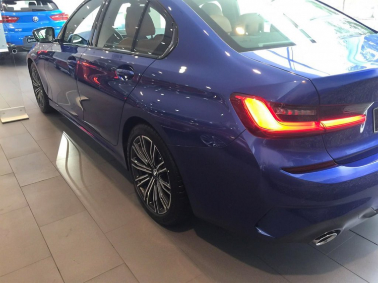 BMW 330i M Sport có giá 2,379 tỷ đồng; cao hơn C300 AMG gần 500 triệu