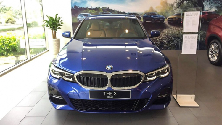BMW 330i M Sport có giá 2,379 tỷ đồng; cao hơn C300 AMG gần 500 triệu