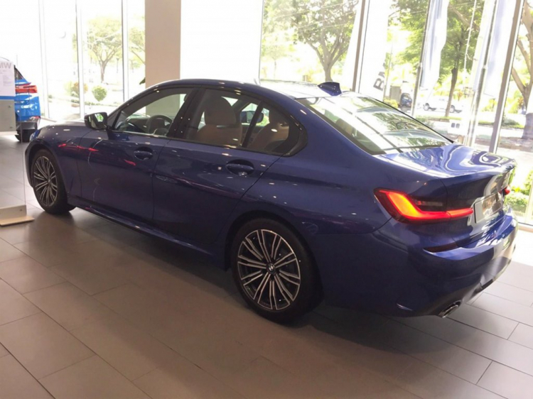 BMW 330i M Sport có giá 2,379 tỷ đồng; cao hơn C300 AMG gần 500 triệu