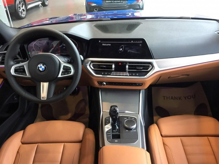 BMW 330i M Sport có giá 2,379 tỷ đồng; cao hơn C300 AMG gần 500 triệu