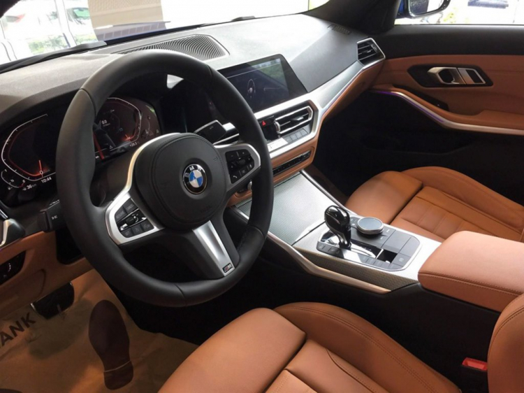 BMW 330i M Sport có giá 2,379 tỷ đồng; cao hơn C300 AMG gần 500 triệu