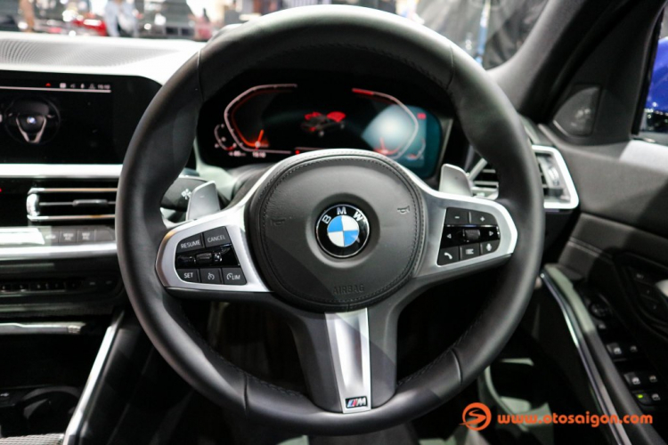 Cận cảnh BMW 330i M Sport; tạm tính giá lăn bánh tại TP.HCM khoảng 2,6 tỷ đồng