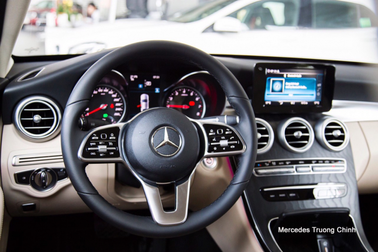 Phân vân chọn mua sedan giữa Mercedes-Benz C 200 và Toyota Camry 2.5Q?