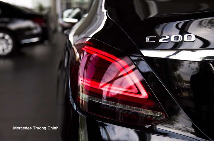 Phân vân chọn mua sedan giữa Mercedes-Benz C 200 và Toyota Camry 2.5Q?