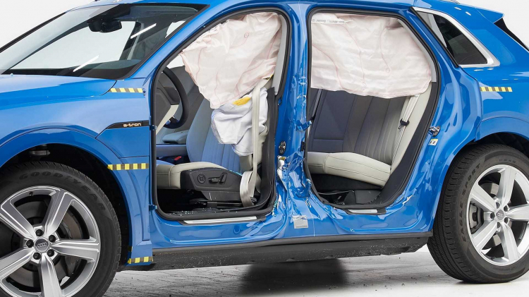 Audi e-tron là mẫu xe điện đầu tiên đạt chuẩn an toàn Top Safety Pick+ Audi e-tron là mẫu xe điện đầu tiên đạt chuẩn an toàn Top Safety Pick+