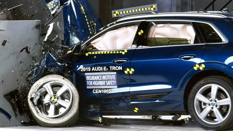 Audi e-tron là mẫu xe điện đầu tiên đạt chuẩn an toàn Top Safety Pick+