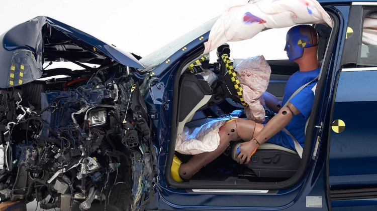 Audi e-tron là mẫu xe điện đầu tiên đạt chuẩn an toàn Top Safety Pick+