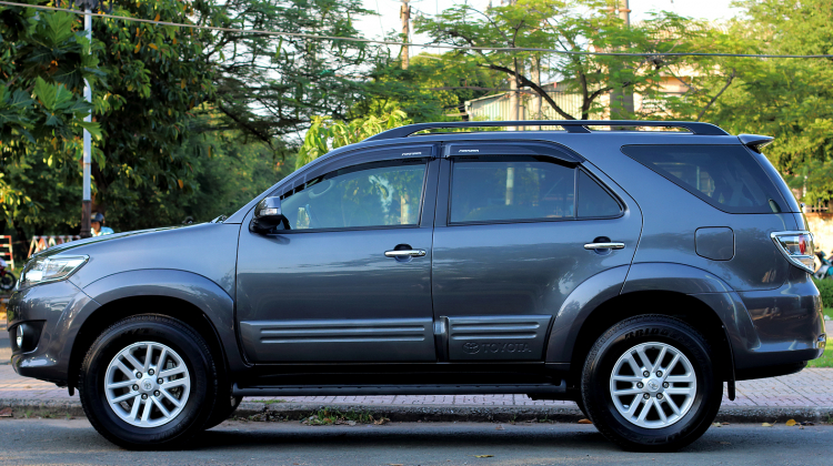 ***** Fortuner V 2013 4x2 đúng 15.000 km, chưa dặm chỗ nào (Full hình)