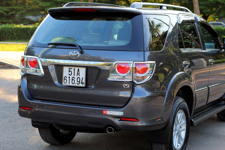 ***** Fortuner V 2013 4x2 đúng 15.000 km, chưa dặm chỗ nào (Full hình)