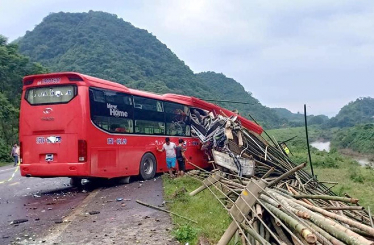 Hoà Bình: Xe khách va chạm với xe tải khiến 2 người chết và hơn 10 người bị thương