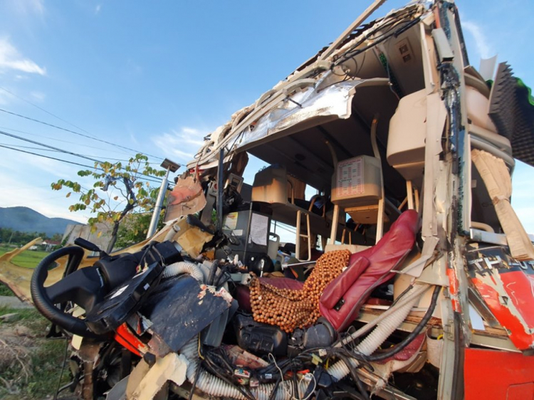 Xe khách Phương Trang tông xe khách giường nằm khiến ít nhất 1 người tử vong và 40 người nhập viện