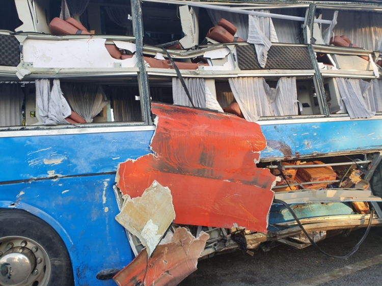 Xe khách Phương Trang tông xe khách giường nằm khiến ít nhất 1 người tử vong và 40 người nhập viện