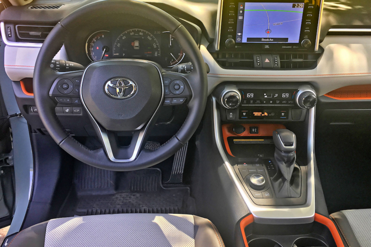 Toyota RAV4 thế hệ mới về Việt Nam: Cùng phân khúc CX-5 và CR-V nhưng giá hơn 2 tỷ