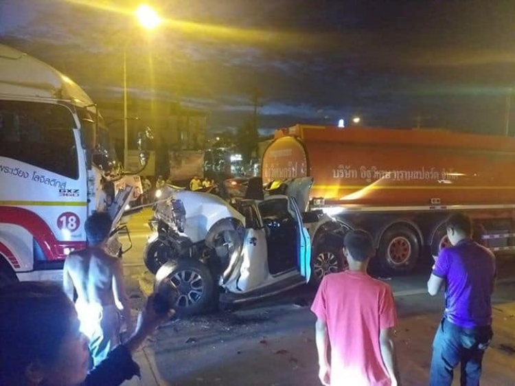 TP. HCM: Đang dừng đèn đỏ, chiếc Honda city bị xe tải ủi vào gầm xe tải phía trước, cả gia đình may mắn thoát nạn