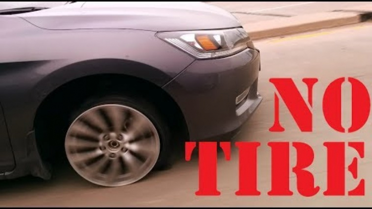 Thảng thốt phụ nữ lái xe trên cao tốc không cần lốp