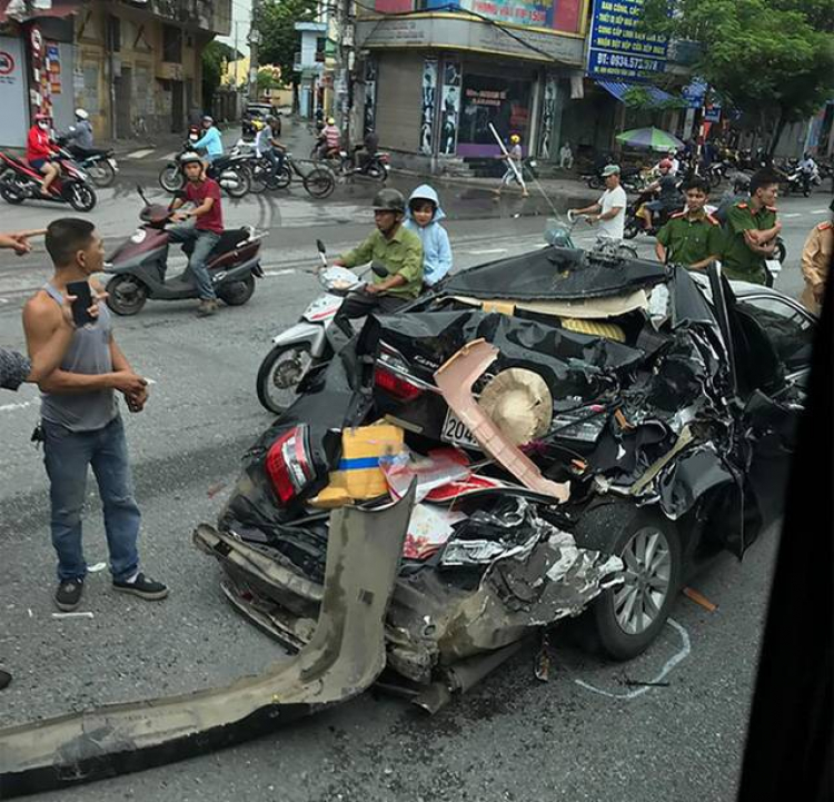 Tranh cãi khi một người dùng chấp nhận mua Camry 10 năm tuổi thay vì ‘’đập hộp’’ Honda Civic