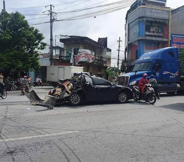 Tranh cãi khi một người dùng chấp nhận mua Camry 10 năm tuổi thay vì ‘’đập hộp’’ Honda Civic