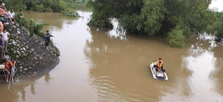 Taxi rơi xuống sông trong đêm khiến 2 người chết và mất tích