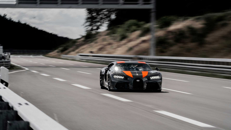 Xem Bugatti Chiron vượt ngưỡng 300 mph - 490 km/h