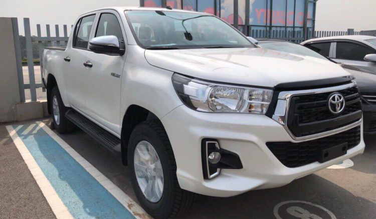 Toyota Hilux giảm giá hơn 30 triệu đồng, thêm phiên bản 1 cầu số sàn mới giá 622 triệu