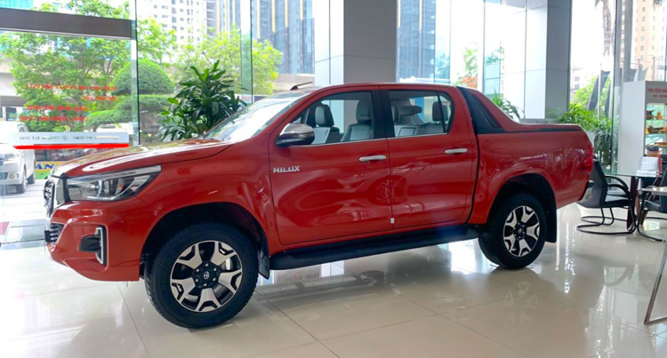Toyota Hilux giảm giá hơn 30 triệu đồng, thêm phiên bản 1 cầu số sàn mới giá 622 triệu