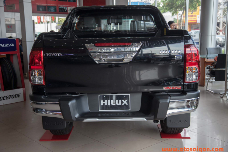 Toyota Hilux giảm giá hơn 30 triệu đồng, thêm phiên bản 1 cầu số sàn mới giá 622 triệu