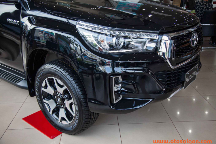 Toyota Hilux giảm giá hơn 30 triệu đồng, thêm phiên bản 1 cầu số sàn mới giá 622 triệu