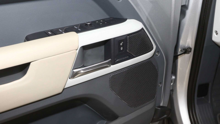 Cận cảnh Defender 2020 thế hệ mới: Dòng xe SUV mang tính biểu tượng của Land Rover
