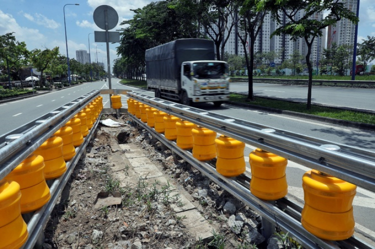 Hộ lan bánh xoay chống lật xe trên đường Mai Chí Thọ quận 2