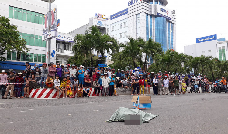 Kinh hoàng ô tô cán bao tải nghi chứa ba thai nhi rơi trên đường Rạch Giá