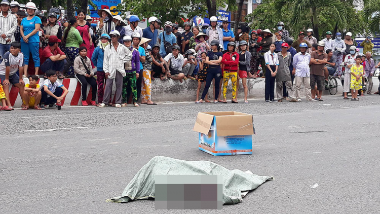 Kinh hoàng ô tô cán bao tải nghi chứa ba thai nhi rơi trên đường Rạch Giá