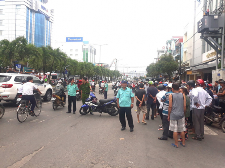 Kinh hoàng ô tô cán bao tải nghi chứa ba thai nhi rơi trên đường Rạch Giá