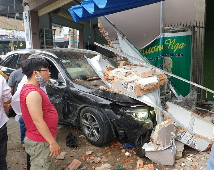 Xe Mercedes tông Lexus tông nhau nát đầu, rồi lao vào tiệm thuốc tây ngay khu dân cư